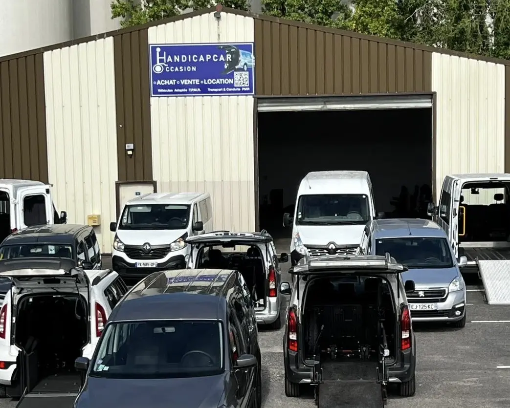 Hangar de l’agence HandicapCar à Amillis, avec son enseigne